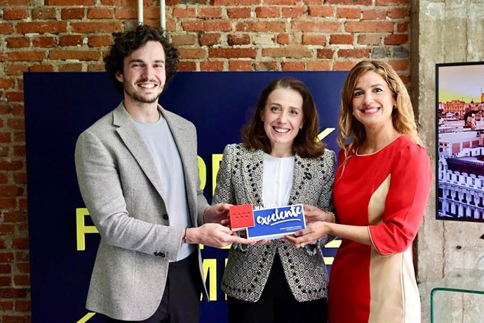 La CEO de World Football Summit, Marian Otamendi, recibe el sello de Madrid Excelente de manos de la directora general de Madrid Excelente, Elena Mantilla, y el director general de Estrategia Digital de la Comunidad de Madrid, Ignacio Azorín.