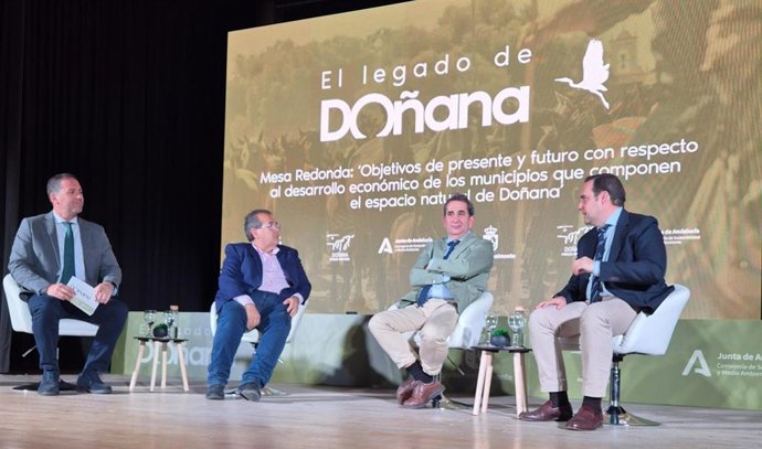 El viceconsejero de Sostenibilidad y Medio Ambiente de la Junta de Andalucía, Sergio Arjona, en la mesa redonda de 'El legado de Doñana' del Ayuntamiento de Almonte con Azahara Comunicaciones