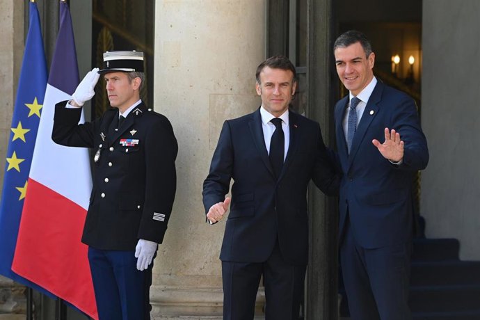 Archivo - El presidente francés, Emmanuel Macron, y el español, Pedro Sánchez.