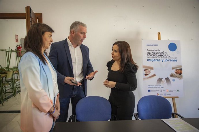 Aguilera (dcha.) habla con Granados (centro), durante la presentación en La Carlota.
