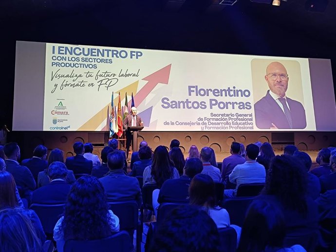 El secretario general de Formación Profesional de la Consejería de Desarrollo Educativo y Formación Profesional de la Junta de Andalucía, Florentino Santos, inaugura el primer encuentro de Formación Profesional con los sectores productivos.
