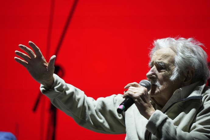 MONTEVIDÉU, 13 de maio de 2025 -- Foto de arquivo tirada em 19 de outubro de 2024 mostra José Mujica discursando durante um evento em Montevidéu, Uruguai. O ex-presidente uruguaio José "Pepe" Mujica morreu em 13 de maio de 2025, aos 89 anos, em Montevidéu