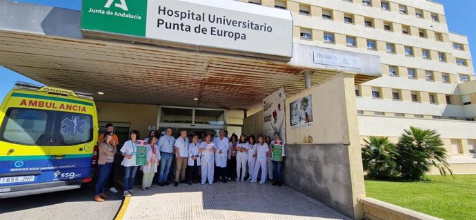 Concentración en el Hospital Punta de Europa de Algeciras tras la agresión a una enfermera.