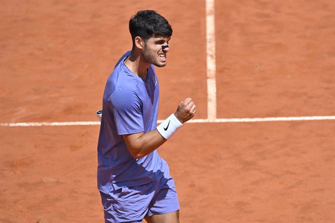 13 May 2025, Italy, Rome: Spain's tennis player Carlos Alcaraz celebrates a point against Russia's Karen Khachanov during their men's singles round of 16 match of the Italian Open tennis tournament. Photo: Mattia Vian/LiveMedia-IPA/ZUMA Press Wire/dpa