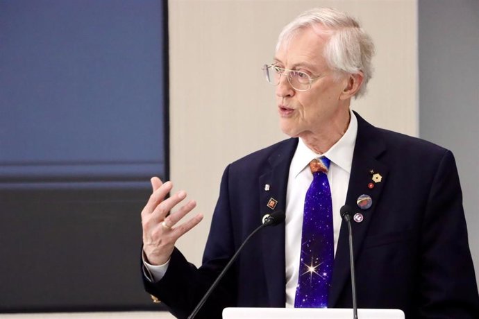 John Mather durante la conferencia 'Misterios sin resolver de la física y la astronomía', en la Universidad de Almería.