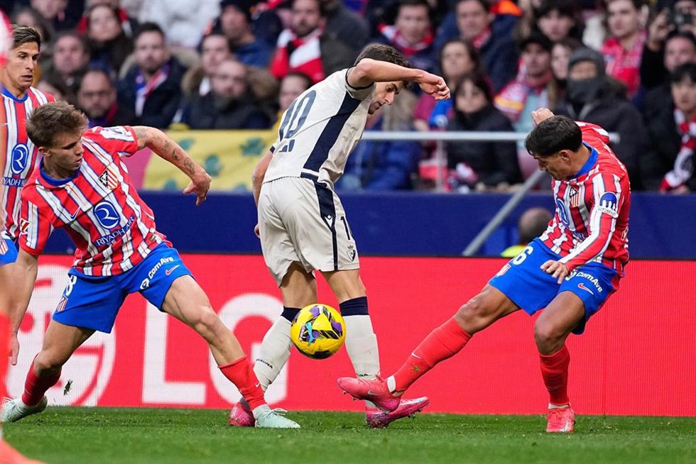 Archivo - El jugador de Osasuna Aimar Oroz, ante los futbolistas del Atlético de Madrid Pablo Barrios y Nahuel Molina.