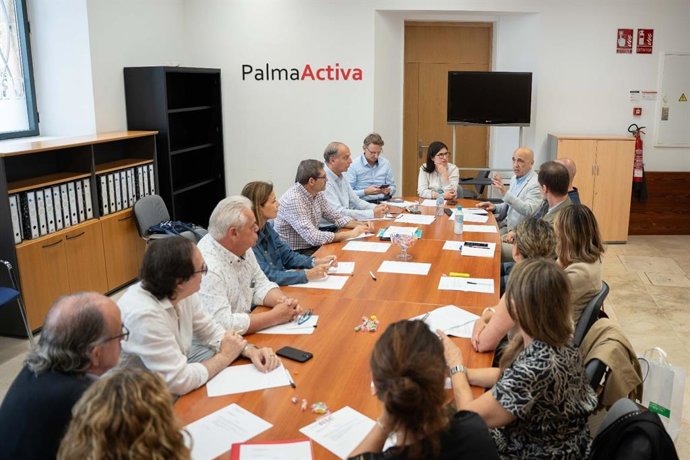 La regidora de Comercio, Restauración y Autónomos, Lupe Ferrer, y el director general de Comercio y Restauración, Toni Fuster, presiden la reunión del Consejo Municipal de Comercio.