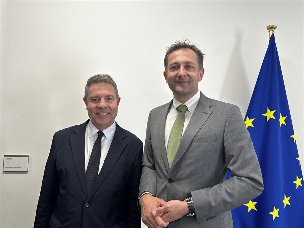 El presidente de Castilla-La Mancha, Emiliano García-Page, con el comisario europeo de Agricultura, Cristophe Hansen.