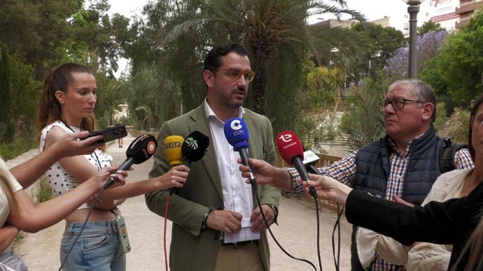 Fotografia de Claudio Guilabert, regidor de l'Ajuntament d'Elx, atenent als mitjans