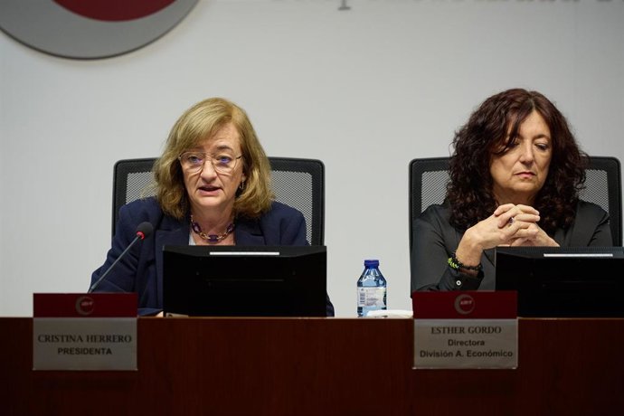 La presidenta de Airef, Cristina Herrero, y la directora de la División de Análisis Económico, Esther Gordo, este miércoles en la presentación del informe.