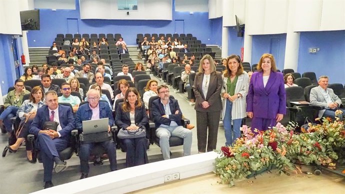 Botella (centro, de pie), en la inauguración de la jornada.
