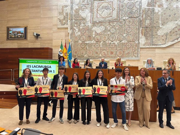 Alumnos en la final del IV Concurso Escolar de Debate de Extremadura, celebrado en la Asamblea.