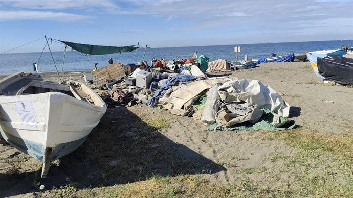 Rincón de la Victoria recoge seis toneladas de residuos en la limpieza del varadero de La Cala del Moral