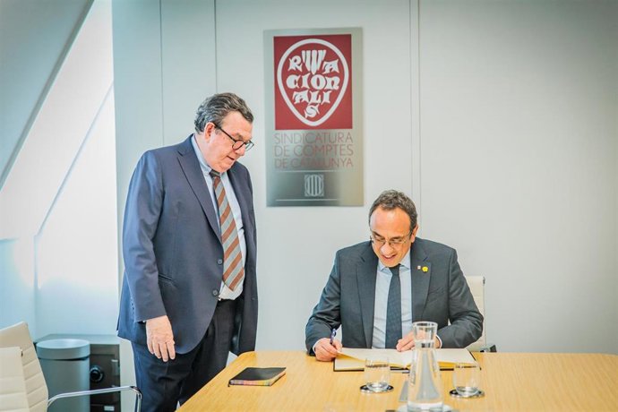 Rull firma el libro de honor de la Sindicatura de Comptes de Catalunya en una visita institucional