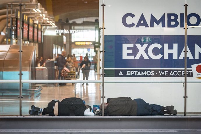 Dos personas duermen en la T4 del Aeropuerto Adolfo Suárez-Madrid Barajas, a 12 de mayo de 2025, en Madrid (España). Varios centenares de personas sin hogar viven y pernoctan en las instalaciones del Aeropuerto Adolfo Suárez-Madrid Barajas. Las denuncias 