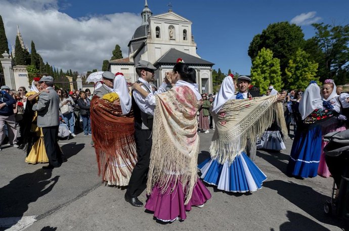 Archivo - Parejas vestidos de chulapos bailan el chotis en la Pradera de San Isidro 