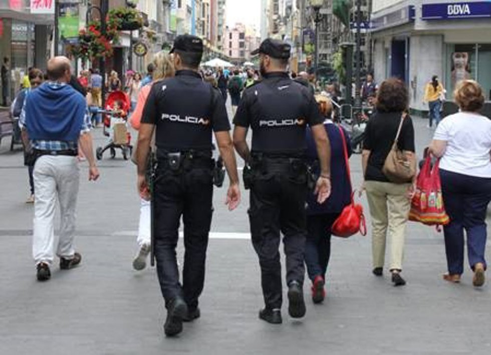 Archivo - Agentes de la Policía Nacional de servicio por la calle Triana, en Las Palmas de Gran  Canaria