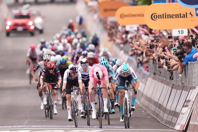 El ciclista danés Mads Pedersen (Lidl-Trek) ha ganado este miércoles la quinta etapa del Giro de Italia, disputada entre Ceglie Messapica y Matera sobre 151 kilómetros