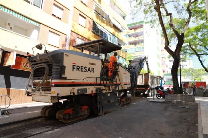 Comienzo del plan de asfaltado de urgencia en Marbella.