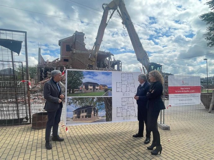La Directora General De Vivienda, Arquitectura, Ordenación Del Territorio Y Urbanismo, María Pardo, En Su Visita A Las Obras Del 'Edificio Monasterio' En Carracedelo (León).
