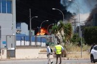 Heridos leves un bombero y un operario de la planta química incendiada en Alcalá de Guadaíra (Sevilla)