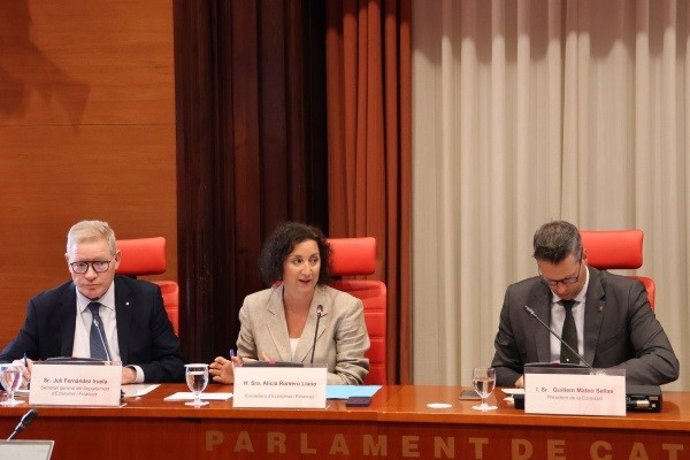 La consellera de Economía y Finanzas de la Generalitat, Alícia Romero, en el Parlament