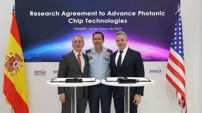 Archivo - De izquierda a derecha: el presidente y CEO de Grupo Oesía, Luis Furnells, el teniente general Miguel Ivorra y el vicepresidente de negocios internacionales de Lockheed Martin,  Ray Piselli