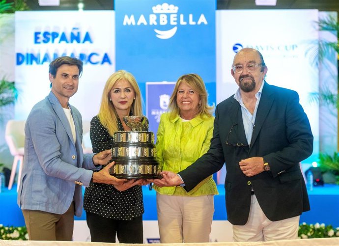 La consejera de Cultura y Deporte, Patricia del Pozo, y la alcaldesa de Marbella, Ángeles Muñoz, junto al presidente de la Real Federación Española de Tenis, Miguel Díaz; y el seleccionador nacional, David Ferrer.