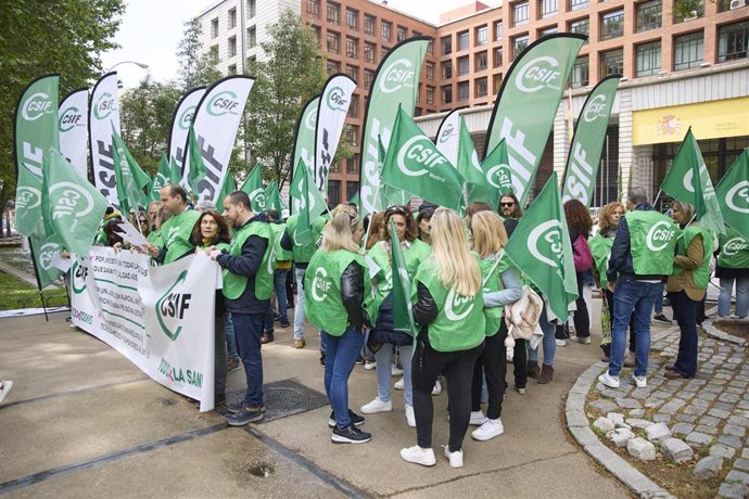 Imagen de la concnetración de CSIF ante la sede del Ministerio de Sanidad.