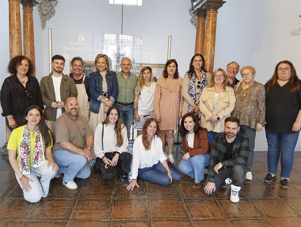 Moreno (4 izda., detrás), con integrantes de la Mesa de Trabajo Lgtbi.