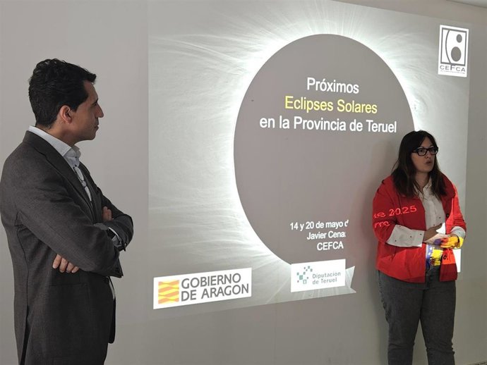 La diputada delegada de Turismo de la DPT, Marta Sancho, y el director del Cefca, Javier Cenarro, durante la presentación