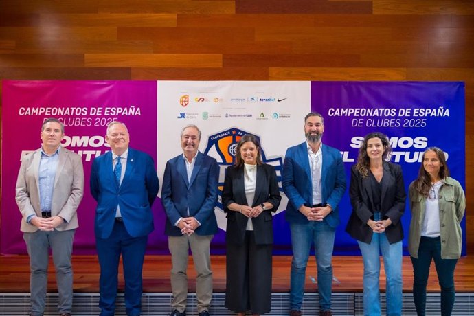 La alcaldesa de San Fernando, Patricia Cavada, el concejal de Deportes del Ayuntamiento de Cádiz, Carlos Lucero, y el vicepresidente de la Federación Española de Baloncesto y presidente de la Federación Andaluza, Antonio de Torres.