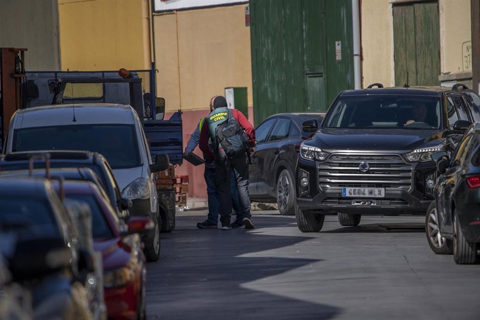 Archivo - Varios agentes de la Guardia Civil en el polígono del Tarajal, en imagen de archivo en Ceuta en una operación antidroga