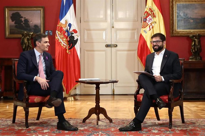 Archivo - El presidente del Gobierno, Pedro Sánchez (i), y el presidente de la República de Chile, Gabriel Boric.