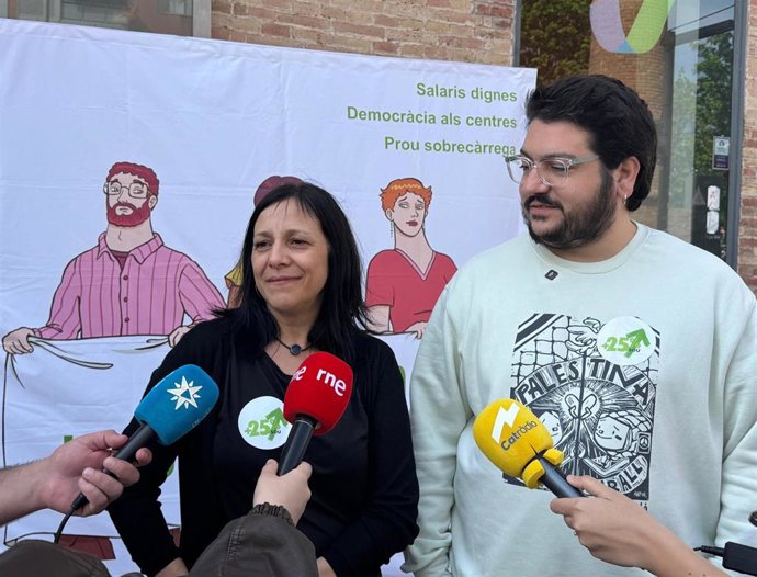 La portavoz de Ustec·Stes, Iolanda Segura, y el responsable de acción sindical, Andreu Mumbrú, en declaraciones a los periodistas este miércoles