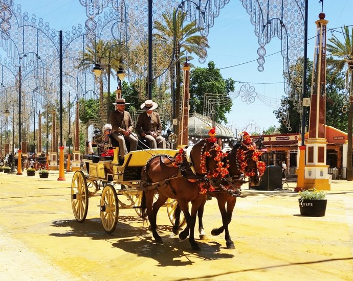 Un carruaje en el paseo de caballos de la Feria de Jerez.