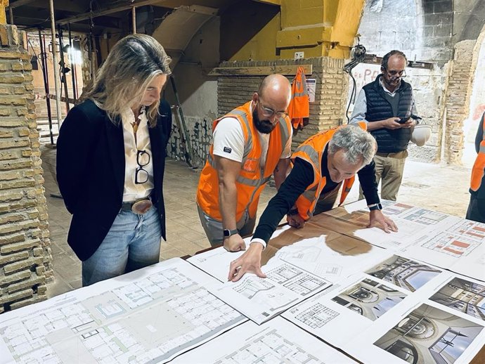 El alcalde de El Puerto de Santa María (Cádiz), Germán Beardo, supervisa las obras en la Casa de La Aduana