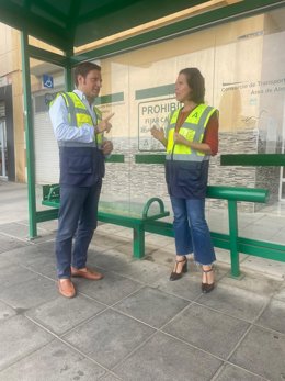 La delegada territorial de Fomento, Dolores Martínez, durante su visita a una de las marquesinas mejoradas en el área metropolitana de Almería.
