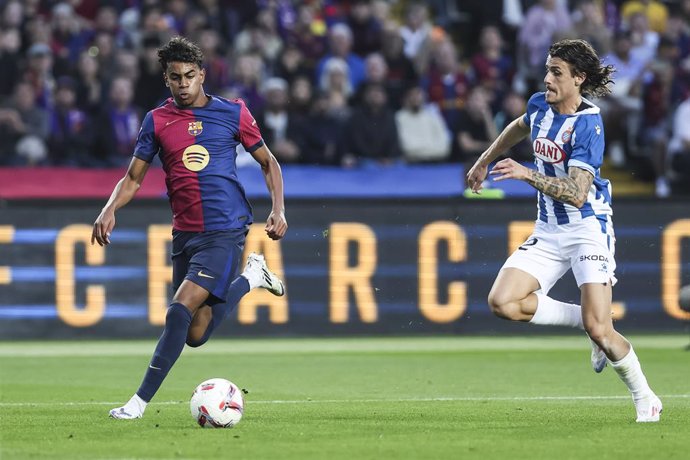 Archivo - Lamine Yamal of FC Barcelona and Carlos Romero of RCD Espanyol in action during the Spanish league, La Liga EA Sports, football match played between FC Barcelona and RCD Espanyol at Estadio Olimpico de Montjuic Lluis Companys on November 03, 202