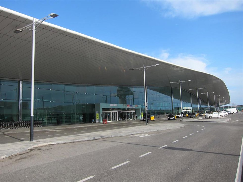 Archivo - Terminal T1 del Aeropuerto de El Prat de Barcelona en una foto de archivo.
