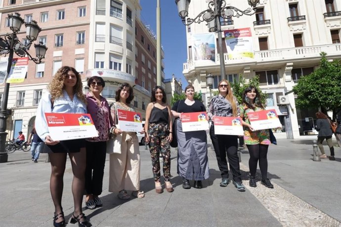 Exposición de las seis obras ganadoras del certamen fotográfico 'Mírame' en Las Tendillas.