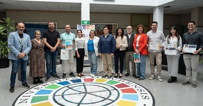 Foto de familia de los premiados por trabajos de divulgación científica.