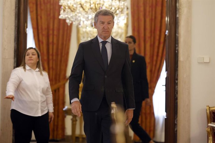 El presidente del PP, Alberto Núñez Feijóo, firma en un libro de condolencias por el fallecimiento del Papa Francisco I, en la Nunciatura Apostólica, a 22 de abril de 2025, en Madrid (España).