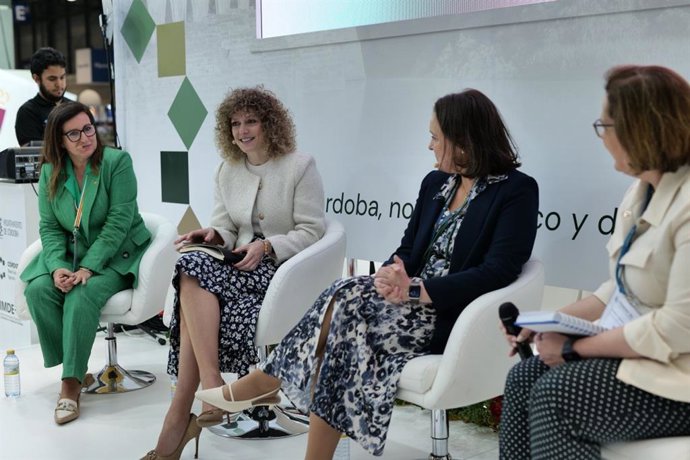 Mesa redonda sobre 'El papel de la mujer en la industria de Defensa', moderada por la teniente de alcalde delegada de Hacienda, Economía y Empleo del Ayuntamiento, Blanca Torrent, con directivas del sector de Defensa en Feindef.
