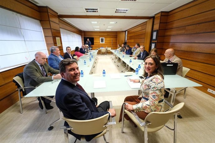 Los consejeros de Economía y Hacienda, Carlos Fernández Carriedo, y la consejera de Agricultura, Ganadería y Desarrollo Rural, María González Corral, en la reunión con el sector vitivinícola.