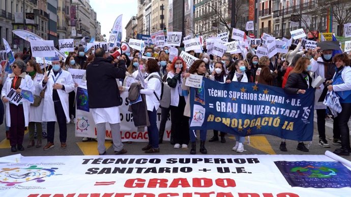 Archivo - Imagen de archivo de la movilización del Sindicato Estatal de Técnicos Superiores Sanitarios (SIETeSS) y otras ocho organizaciones para reclamar que su formación sea grado universitario.