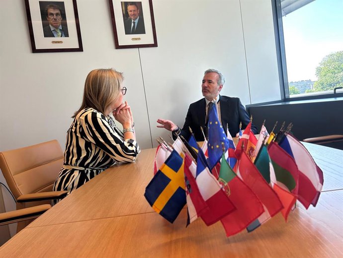 El presidente del Gobierno de Aragón, Jorge Azcón, reunido con la directora de la Oficina del Gobierno de Aragón en Bruselas, María Palacios.