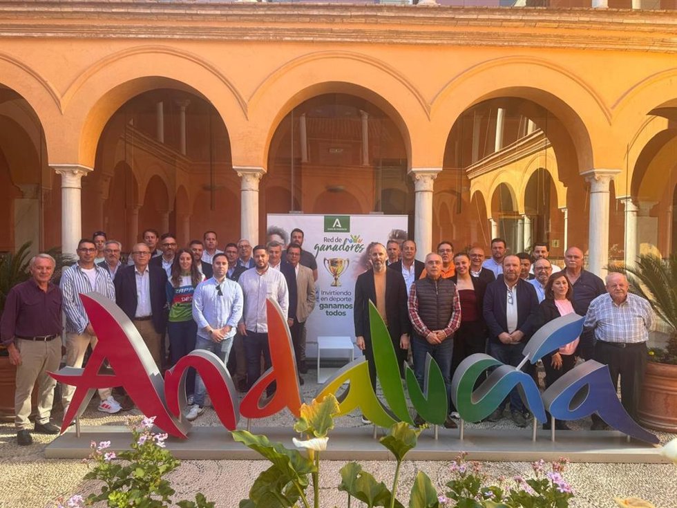 El delegado territorial de Deporte de la Junta de Andalucía en Córdoba, Eduardo Lucena, con representantes de empresas y clubes deportivos cordobeses.