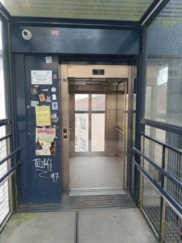 El ascensor de Triacastela, en Santiago, vuelve a estar operativo tras casi un mes averiado