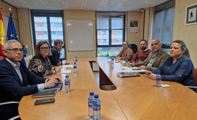 La consejera de Educación, Lydia Espina, acompañada de los directores generales de Infraestructuras y Tecnologías Educativas, Julio Vallaure, y de Inclusión Educativa y Ordenación, David Artime, durante la reunión con el AMPA.